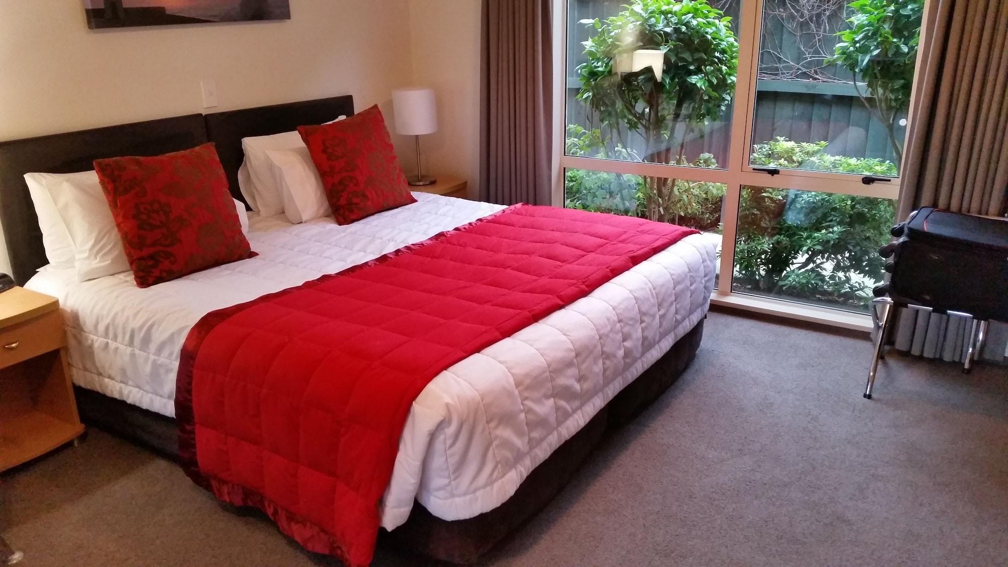 โคลอมโบ อิน เดอะ ซิตี้ โมเต็ล ไครสต์เชิร์ช ภายนอก รูปภาพ A bed with a red throw